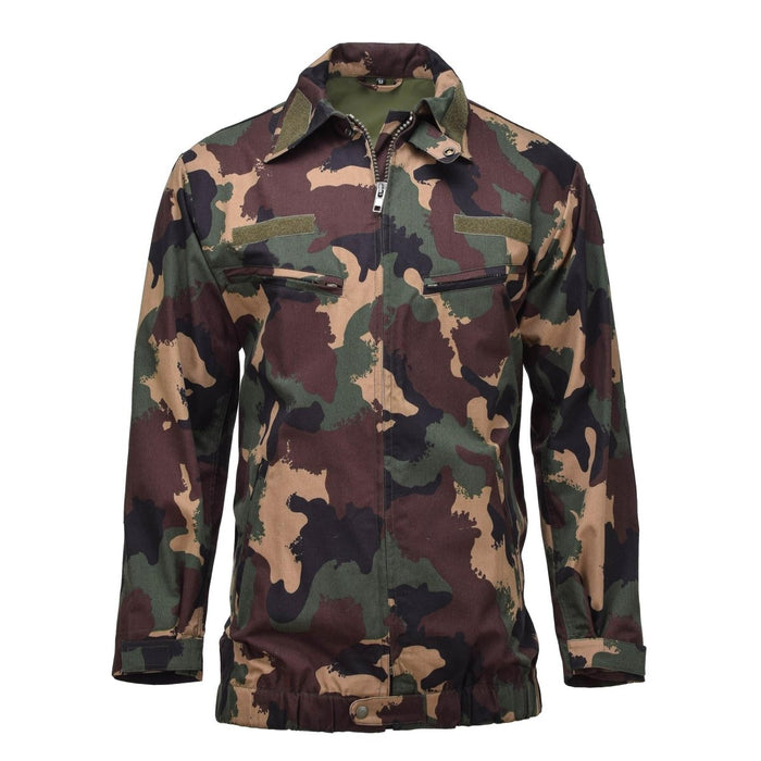 Giacca militare ungherese M1990 in mimetica boschiva a quattro colori con zip frontale e molteplici tasche portaoggetti.