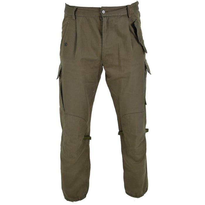 Pantaloni da combattimento originali dell'esercito italiano in verde oliva con ginocchia rinforzate e tasche cargo multiple per resistenza e utilità.