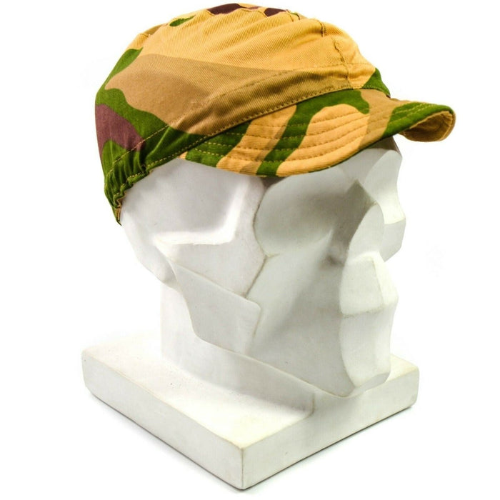 Berretto da campo originale mimetico desertico dell'esercito italiano misura 58/59 cm su testa di manichino bianco, stile cappello tropicale estivo