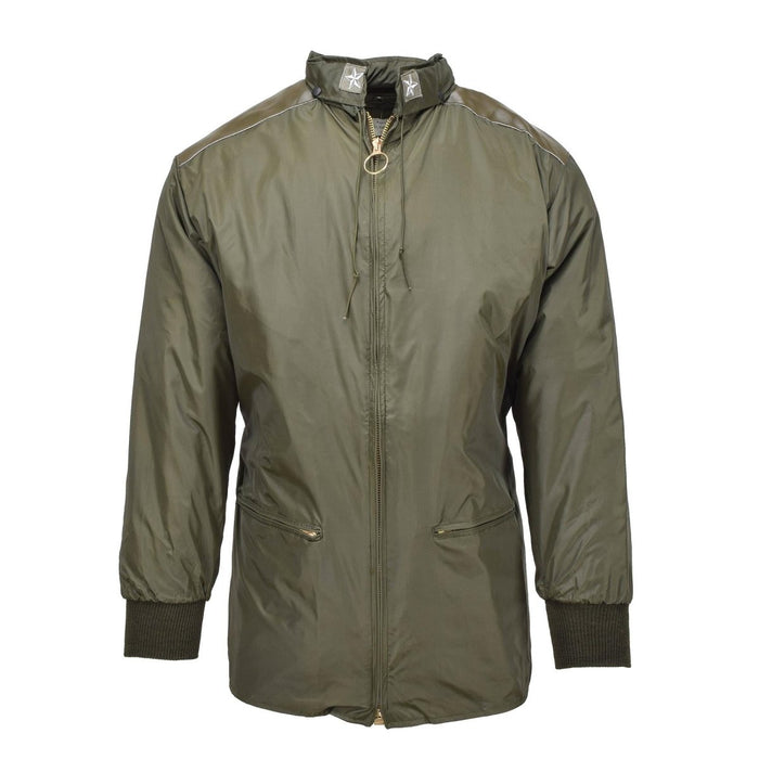 Giacca antipioggia originale militare italiana verde oliva con zip frontale, polsini a costine e collo alto, progettata per durare nel tempo.