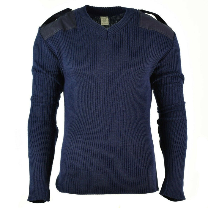 Maglione in lana blu scuro in stile militare italiano con scollo a V, spalle rinforzate e trama a coste per resistenza e calore.
