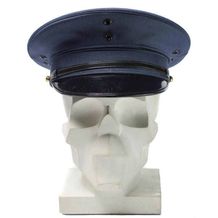 Berretto con visiera originale da ufficiale dell'esercito coreano in misto lana blu con visiera nera e sottogola visualizzato sul modello del teschio
