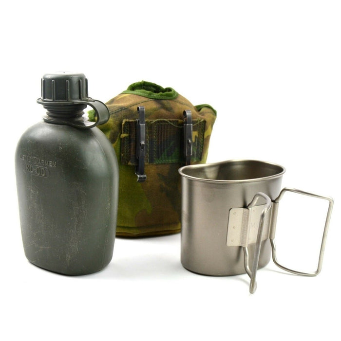 Set da mensa originale dell'esercito olandese olandese con custodia, tazza in acciaio inossidabile e clip Alice per un fissaggio sicuro.