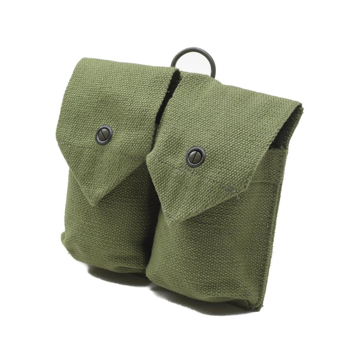 Custodia doppia per munizioni vintage originale dell'esercito norvegese, realizzata in resistente tela verde con due scomparti e chiusure a scatto.
