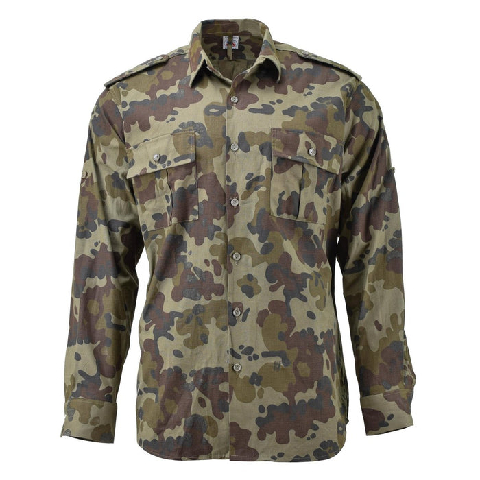 Camicia da campo leggera militare originale rumena in mimetica M94 Mozaic con tasche sul petto e spalline, maniche lunghe, polsini con bottoni.