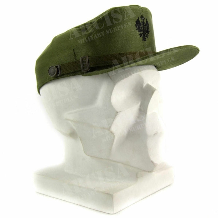 Visiera militare spagnola verde oliva con emblema e sottogola visualizzati sulla vista laterale della testa del manichino bianco