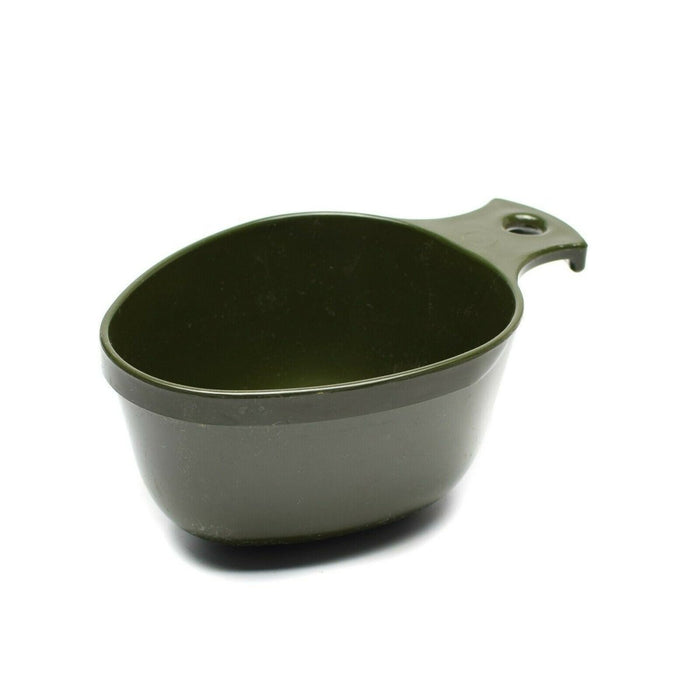 Tazza in plastica verde resistente di produzione militare svedese con manico per campeggio, escursionismo e uso esterno, adatta al set da cucina Trangia.