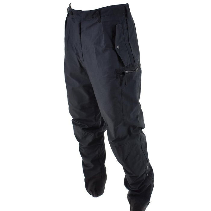 Pantaloni da combattimento termico sul campo M90 dell'esercito svedese nero progettati per calore, resistenza e flessibilità in condizioni di freddo estremo.