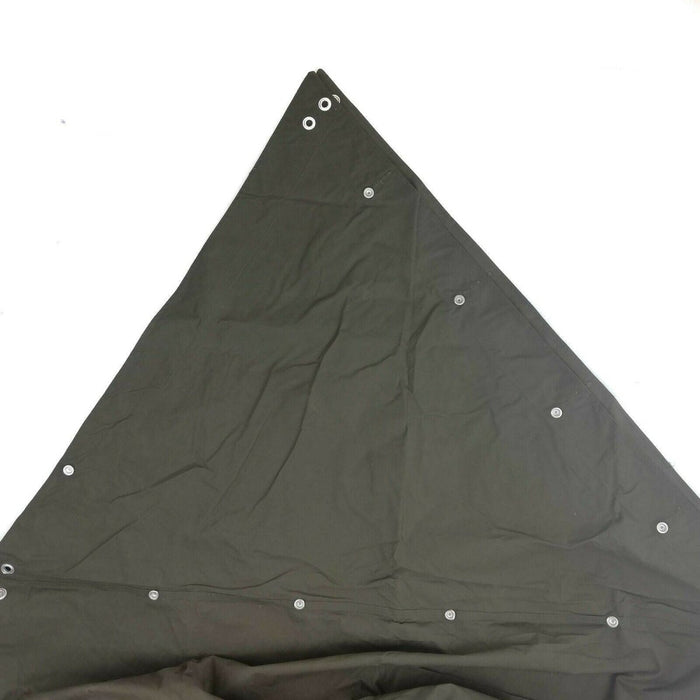 Mezzo poncho per rifugio militare svedese verde oliva realizzato in materiale durevole e resistente all'acqua con occhielli in metallo per un uso versatile