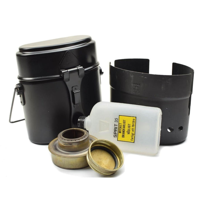 Set da cucina originale Trangia dell'esercito svedese con fornello ad alcool, bottiglia di carburante, parabrezza e componenti del kit pasticcio.