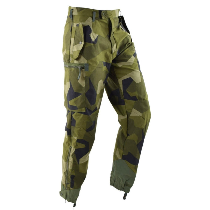 Pantaloni M90 militari svedesi originali in mimetica Splinter con ginocchia rinforzate, tasche sicure e ampi passanti per cintura per uso esterno.