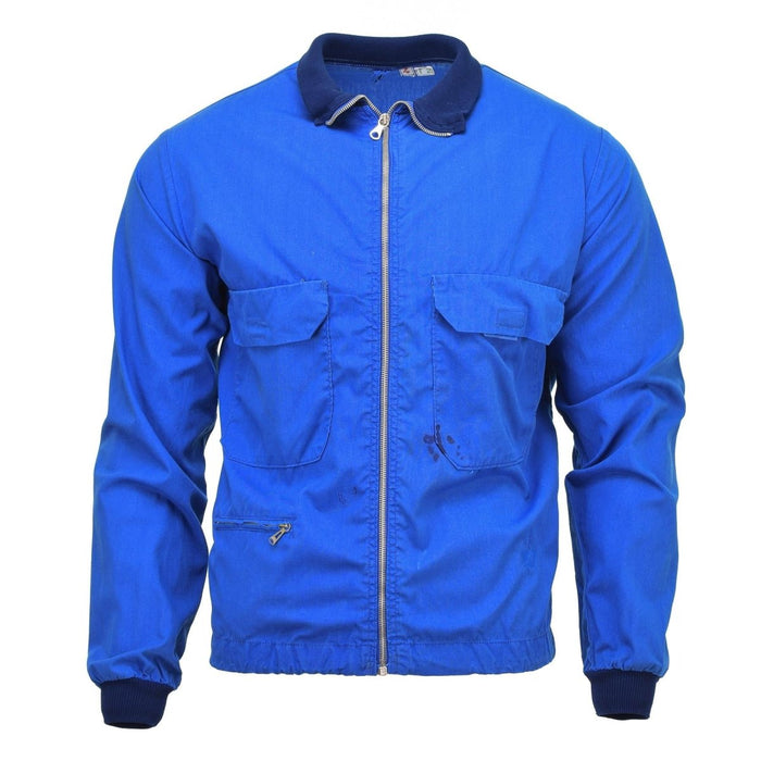 Giacca sportiva blu vintage originale militare svedese con cerniera frontale, tasche sul petto, polsini a coste e colletto per un abbigliamento attivo.