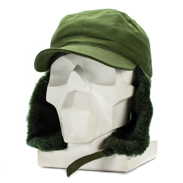 Berretto invernale militare svedese M59 in verde con paraorecchie e fodera in pelliccia sintetica per la protezione dal freddo.