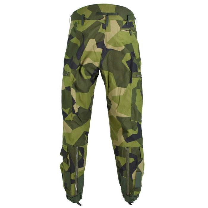 Autentici pantaloni cisterna termici mimetici svedesi M90 Splinter con isolamento pesante e tessuto misto policotone resistente.