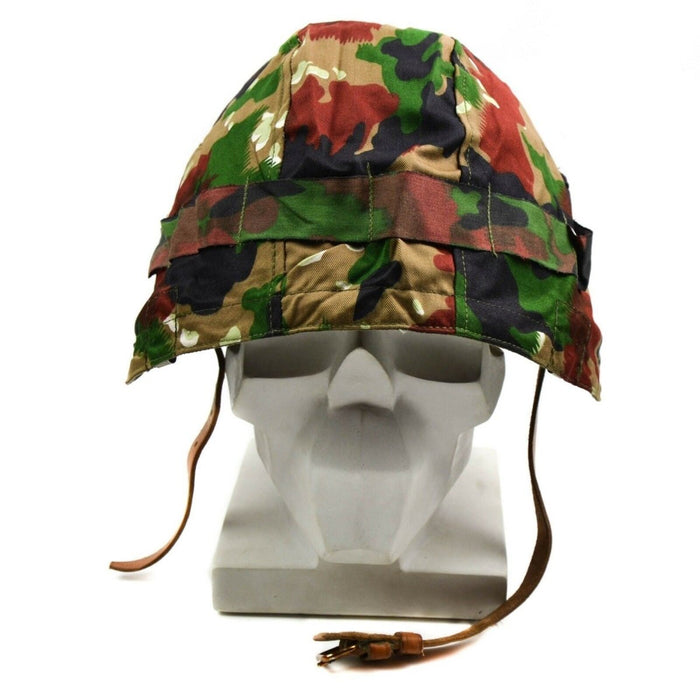 Copri casco militare originale Swiss Army M71 con autentico mimetismo Alpenflage nei toni del verde, marrone e grigio.