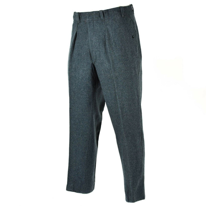 Pantaloni grigi su sfondo bianco