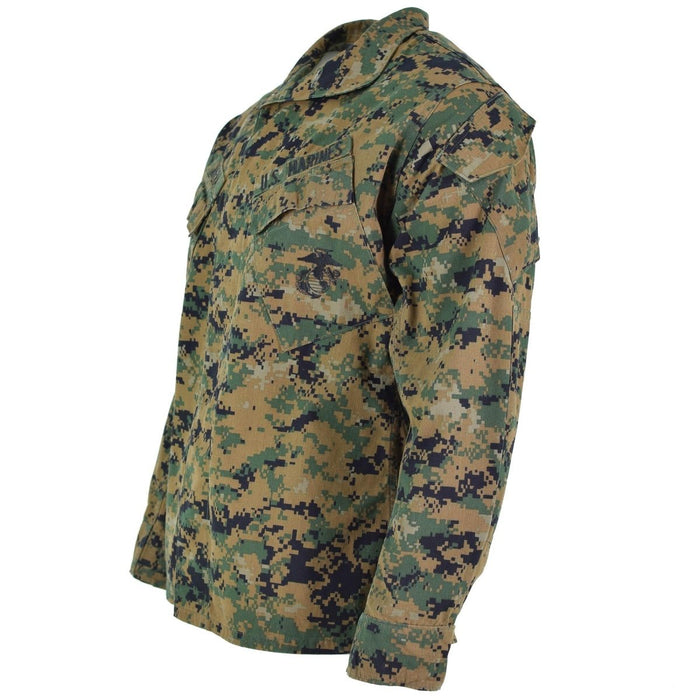 Giacca BDU mimetica digitale originale dell'esercito americano con tasche sul petto e sulle braccia, polsini regolabili e struttura resistente.