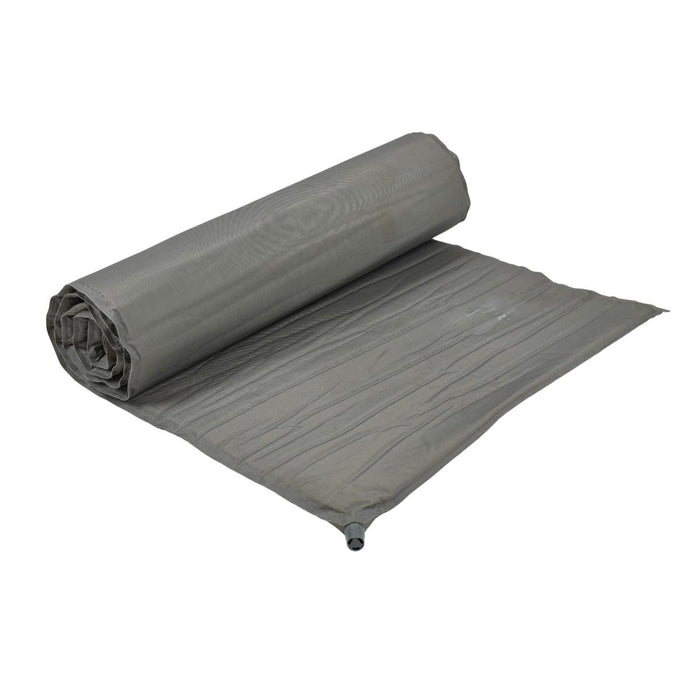 Materassino leggero autogonfiabile Therm-A-Rest originale militare americano arrotolato in grigio per uso esterno.