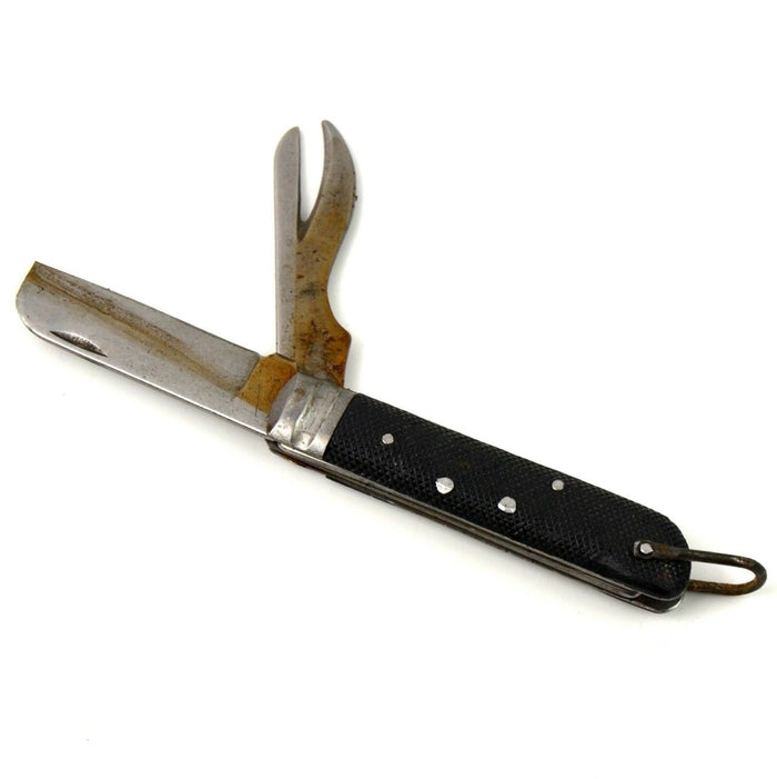 Coltello tascabile pieghevole vintage della marina militare italiana con manico nero, lame multiple e apriscatole esposto su sfondo bianco