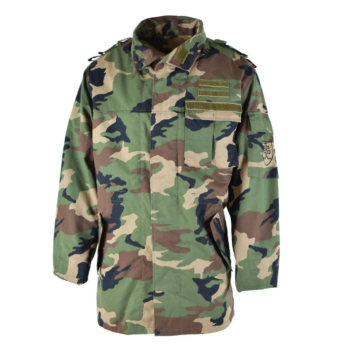 Giacca da campo militare vintage slovacca M97 mimetica con tasche multiple e vita e polsini regolabili.