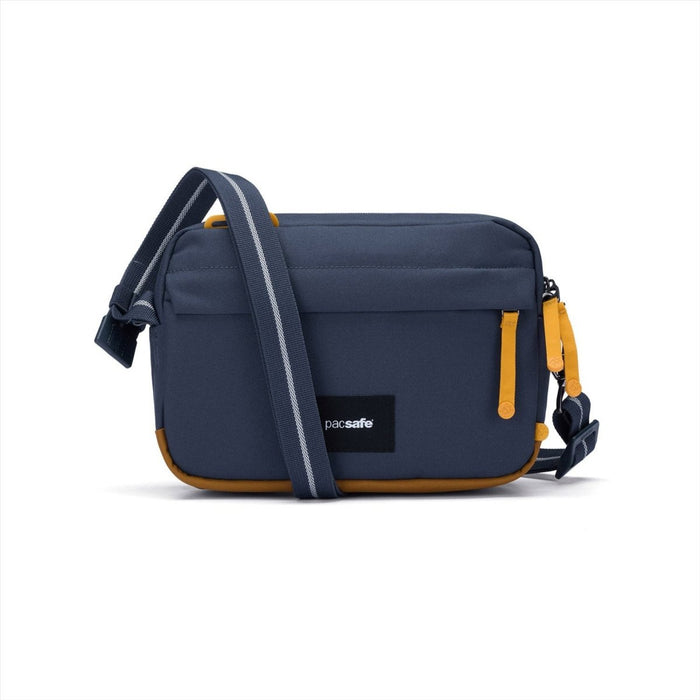 Borsa a tracolla antifurto Pacsafe GO blu navy da 2,5 litri con dettagli gialli e tracolla regolabile, design idrorepellente