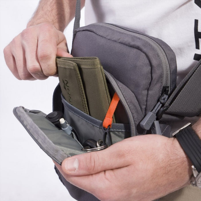 Borsa a tracolla compatta Pentagon Kleos da 2,5 litri grigia aperta con tasche organizer per portafoglio e chiavi