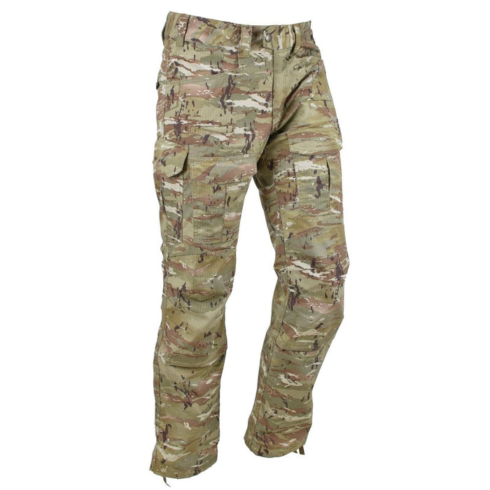 Pantaloni Pentagon Lycos Combat in tessuto pentacamo ripstop con tasche cargo, ginocchia rinforzate e polsini regolabili per uso tattico.