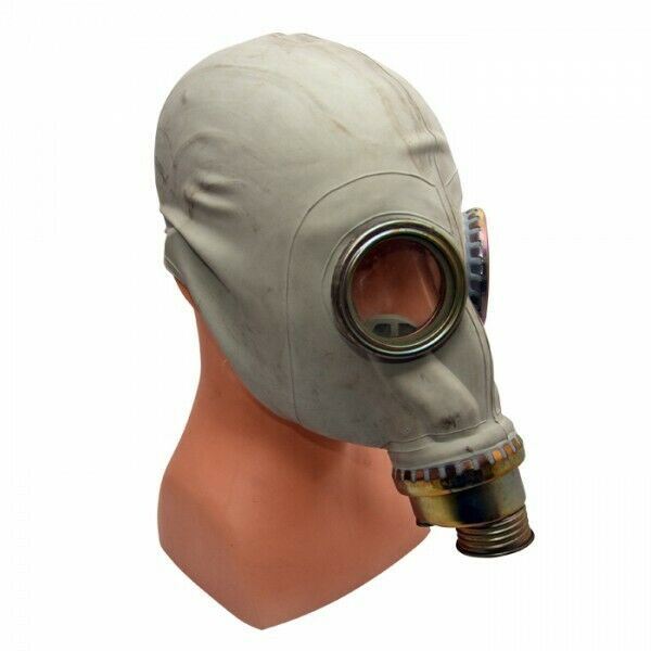 Maschera antigas MP3 MUA vintage polacca degli anni '70 con filtro frontale singolo e grandi oculari sulla testa del manichino