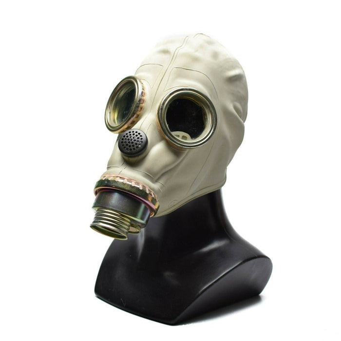Maschera antigas MP3 polacca vintage degli anni '70 in gomma con oculari rotondi e contenitore di filtraggio su espositore nero.