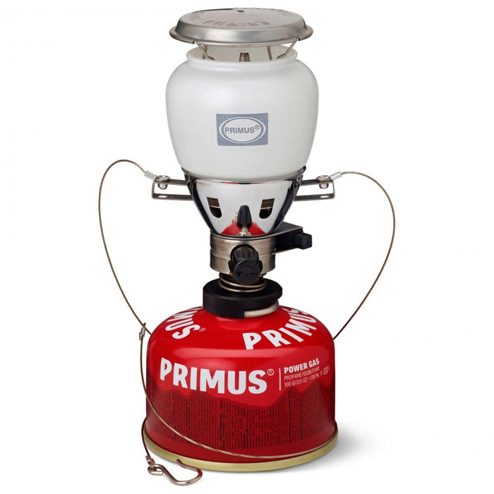 Lanterna a gas Primus EasyLight Duo con globo di vetro bianco e bombola di gas rossa per l'illuminazione da campeggio ed escursionismo.