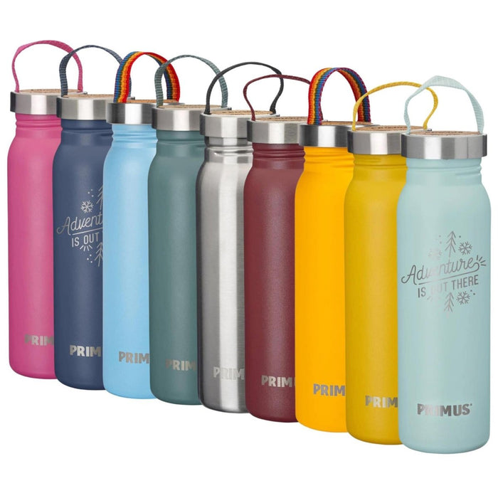 Fila di colorate bottiglie d'acqua Primus Klunken da 700 ml in acciaio inossidabile con tappi a vite in sughero e manici in tessuto per uso esterno