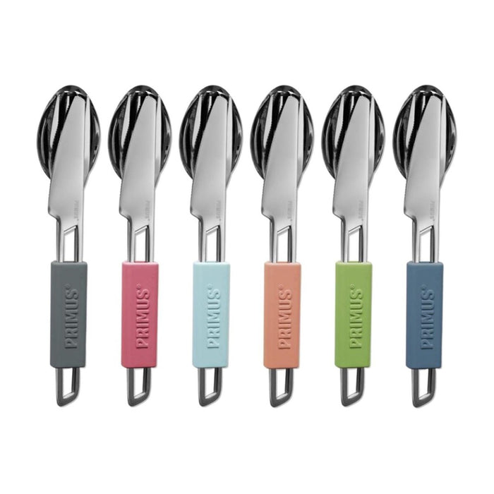 Set di sei posate da campeggio Primus per esterni con coltello, forchetta, cucchiaio e manici rivestiti in silicone in vari colori.