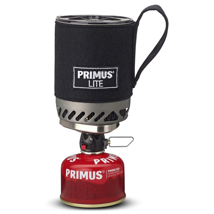 Sistema di fornelli da viaggio compatti Primus Lite con pentola isolata e tanica di carburante rossa per un'efficiente cottura all'aperto.