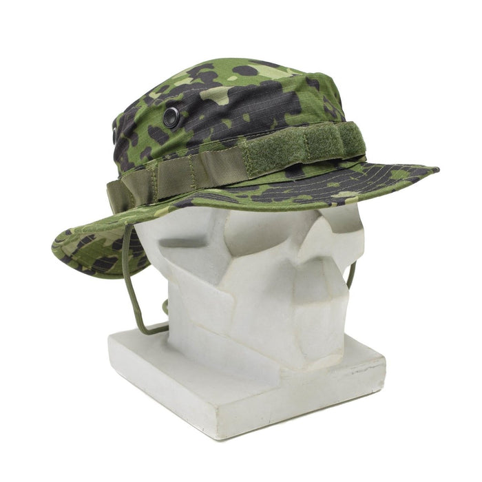 Cappello boonie danese M84 mimetico con tesa larga, fori di ventilazione, sottogola regolabile e design in tessuto ripstop resistente.