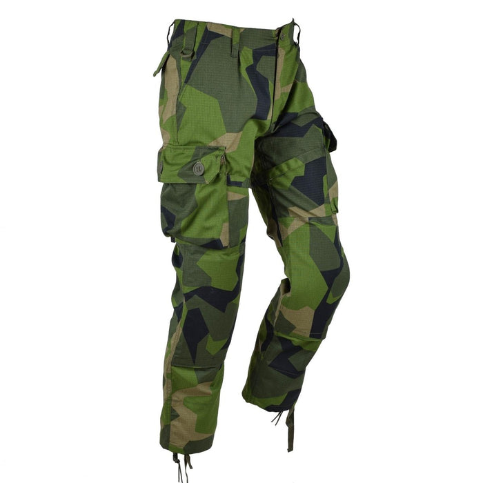 Pantaloni da combattimento TACGEAR in stile militare svedese in mimetico scheggiato con tasche cargo e tessuto ripstop per una maggiore durata.