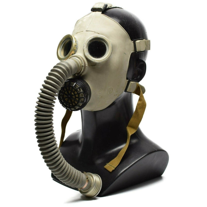 Maschera antigas militare sovietica vintage PDF-7 con tubo di respirazione, struttura in gomma e occhielli rotondi sulla testa del manichino nero