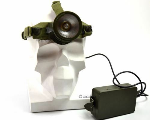 Lampada frontale verde con alimentatore su sfondo bianco