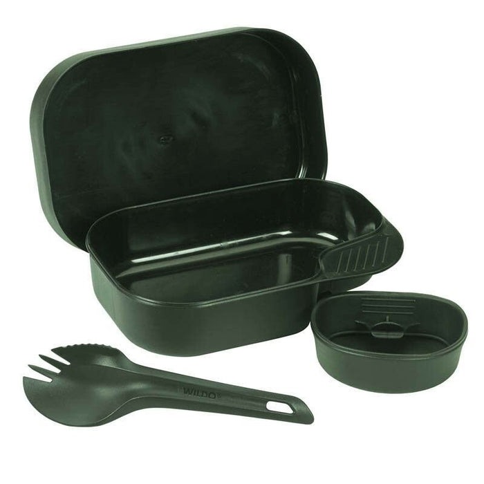 Kit Wildo Camp Box verde oliva con piatto, tazza e forchetta realizzato in plastica resistente senza BPA per mangiare all'aperto.